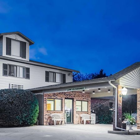 Super 8 By Wyndham Monroe Wi Hotel Exterior photo
