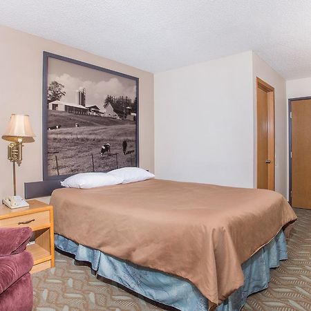 Super 8 By Wyndham Monroe Wi Hotel Exterior photo