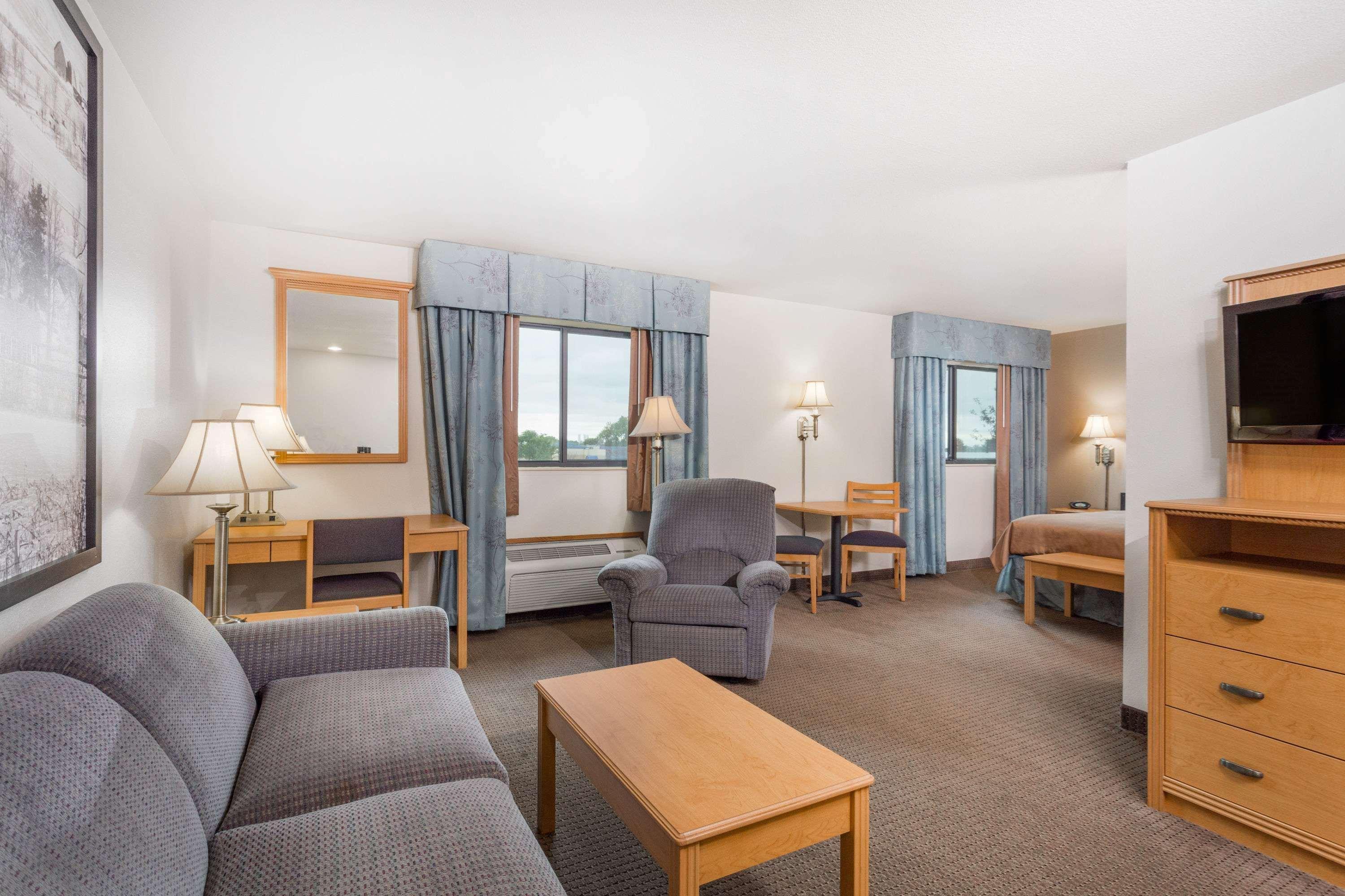 Super 8 By Wyndham Monroe Wi Hotel Exterior photo