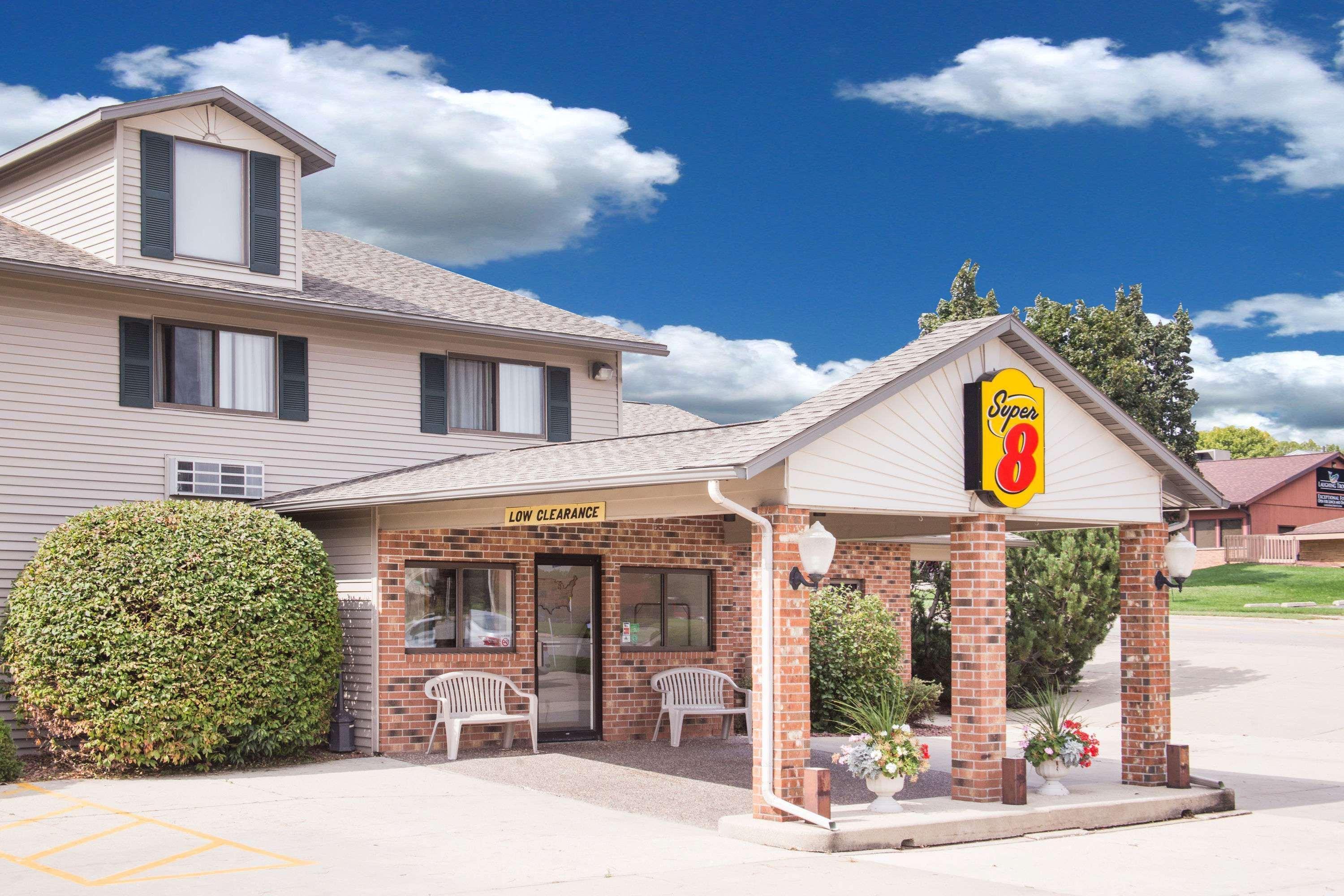Super 8 By Wyndham Monroe Wi Hotel Exterior photo