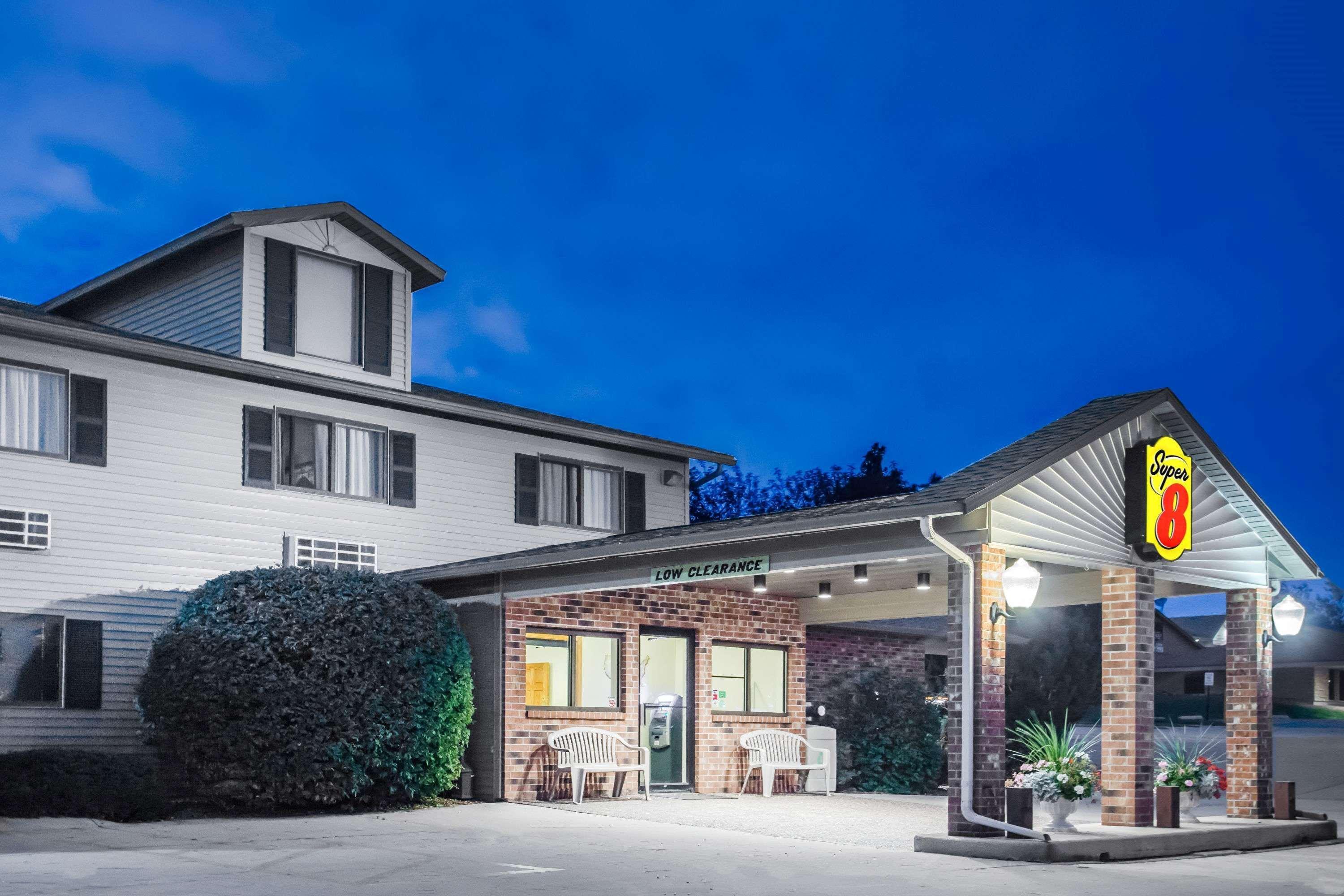 Super 8 By Wyndham Monroe Wi Hotel Exterior photo
