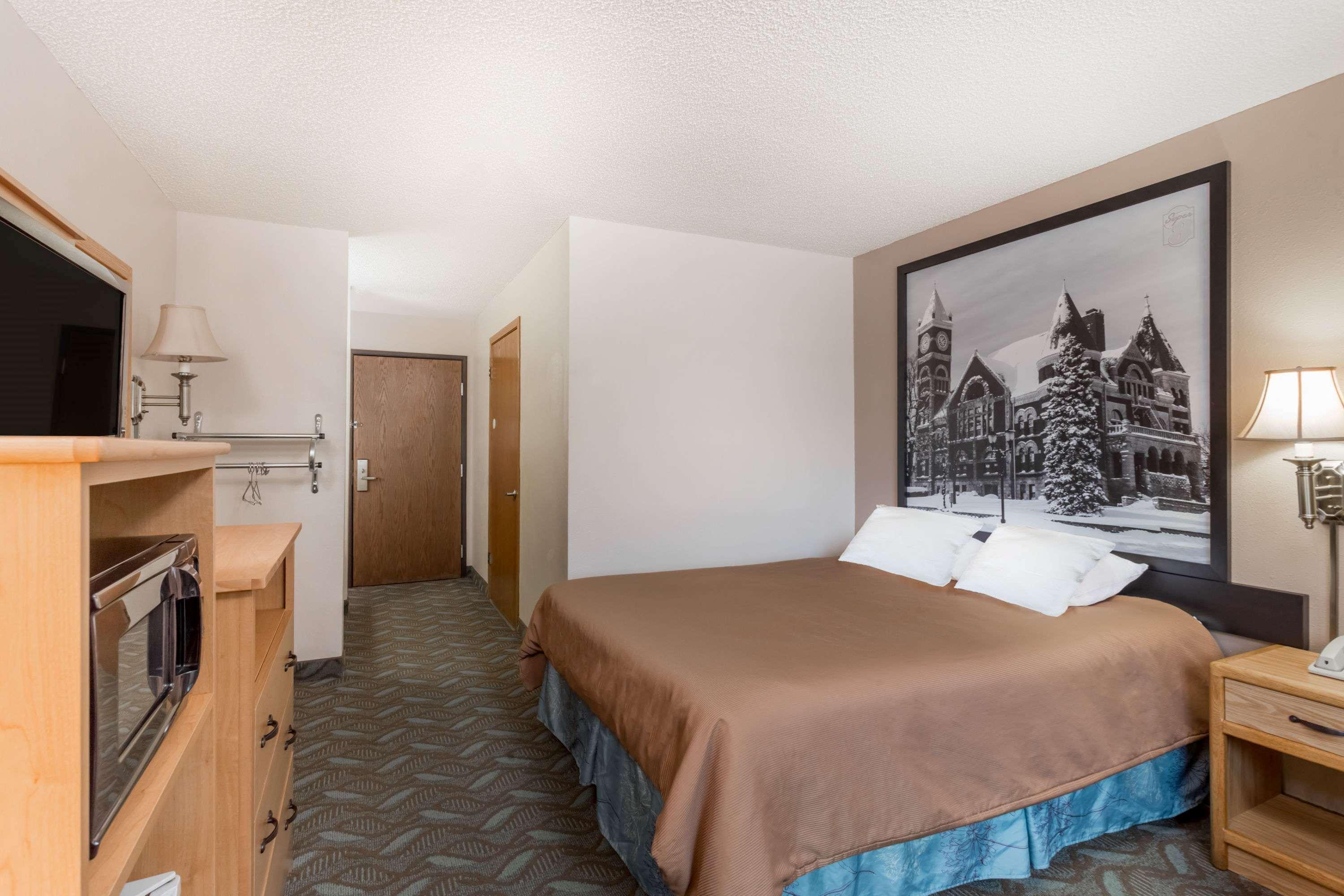 Super 8 By Wyndham Monroe Wi Hotel Exterior photo