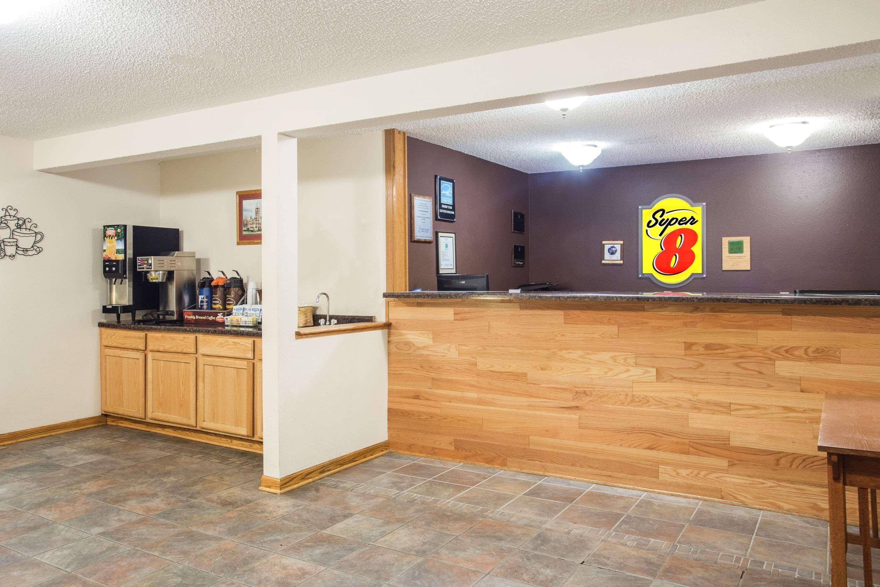 Super 8 By Wyndham Monroe Wi Hotel Exterior photo