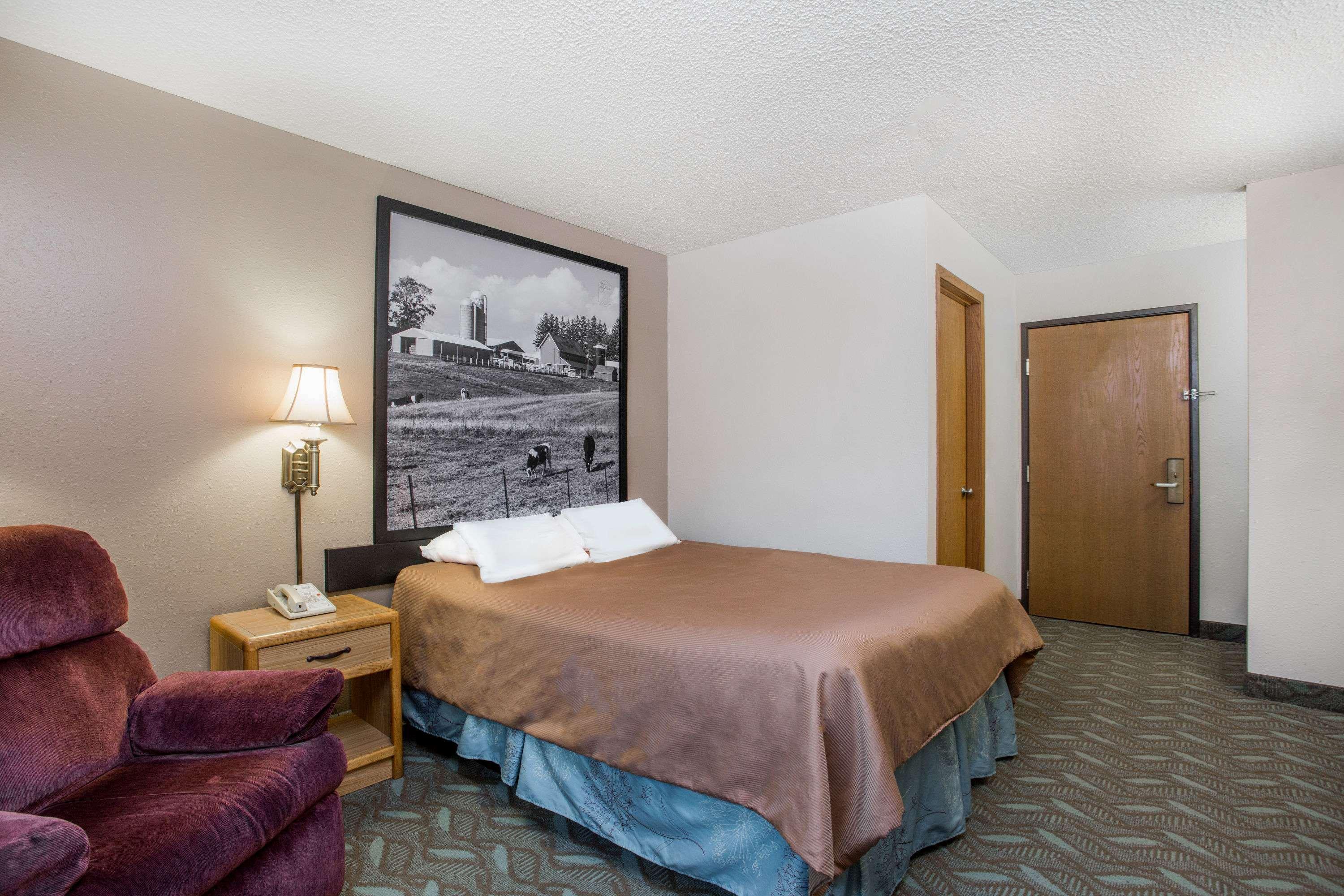 Super 8 By Wyndham Monroe Wi Hotel Exterior photo