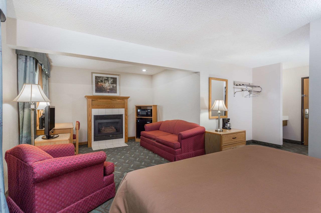 Super 8 By Wyndham Monroe Wi Hotel Exterior photo