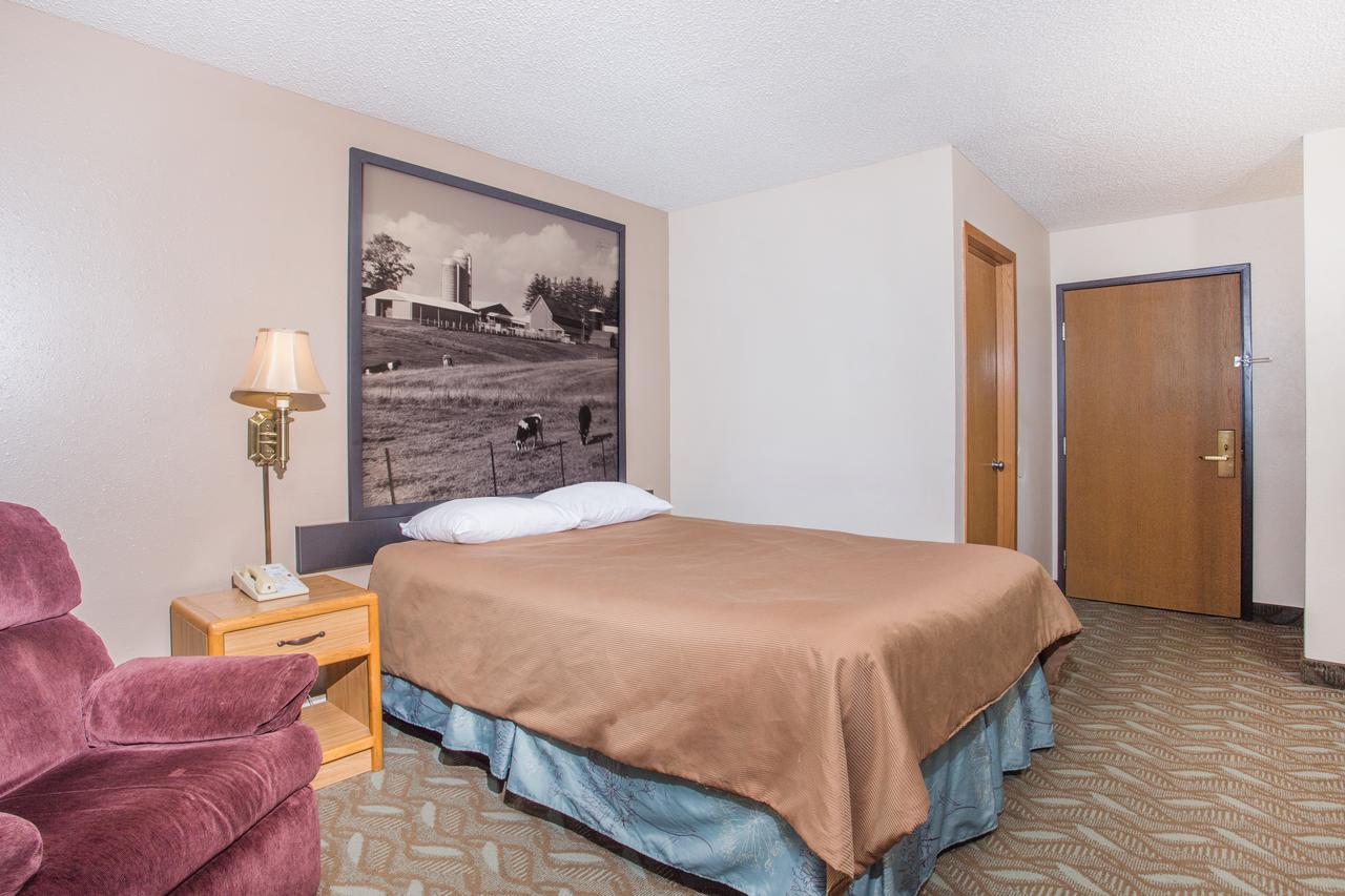 Super 8 By Wyndham Monroe Wi Hotel Exterior photo
