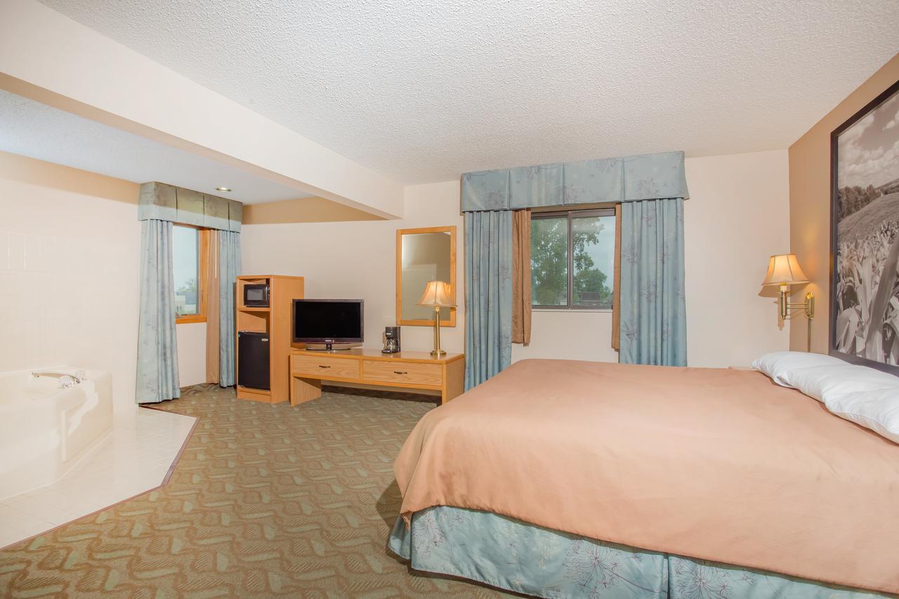 Super 8 By Wyndham Monroe Wi Hotel Exterior photo